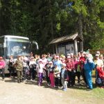 Järvisen Liikenteen bussi odotti retkeilijöitä. Ennen paluumatkaa kokoonnuttiin yhteiskuvaan.